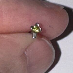 20 Gauge Peridot Green Straight Cross Nose Ring